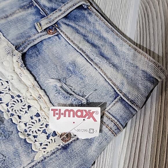 American Eagle Stretch Hi-Rise Shortie Lace Detailed Jean Shorts Size 6 NWT - Picture 11 of 11